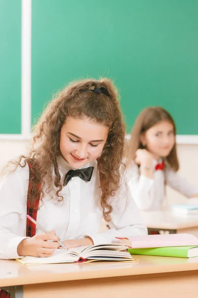 Les Écolières Uniforme Scolaire Assoient Pour Les Couples Dans Salle — Photo