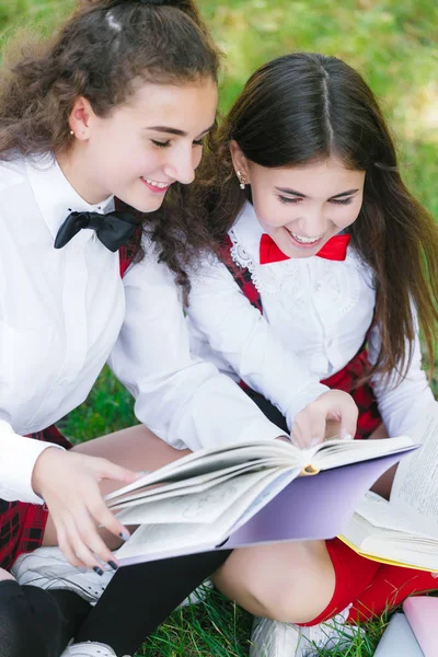 Дві Кумедні Школярки Сидять Траві Читають Книги Дівчата Подружки Сестри — стокове фото