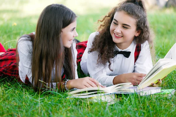 Дві Кумедні Школярки Лежать Траві Читають Книжки Дівчата Подружки Сестри — стокове фото