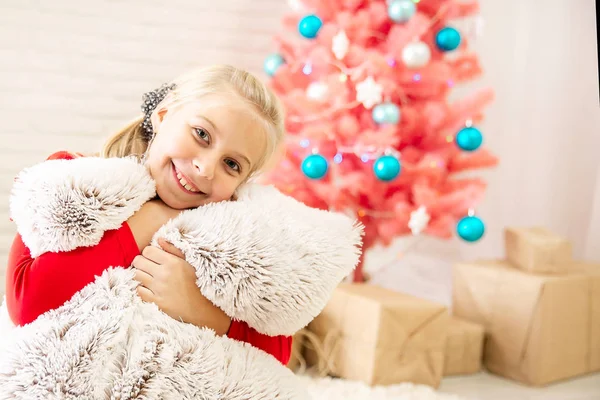 Una Niña Rubia Suéter Rojo Vientre Cuadros Sienta Una Habitación — Foto de Stock