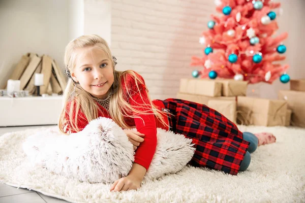 Ein Kleines Blondes Mädchen Rotem Pullover Und Karierter Gebärmutter Sitzt — Stockfoto