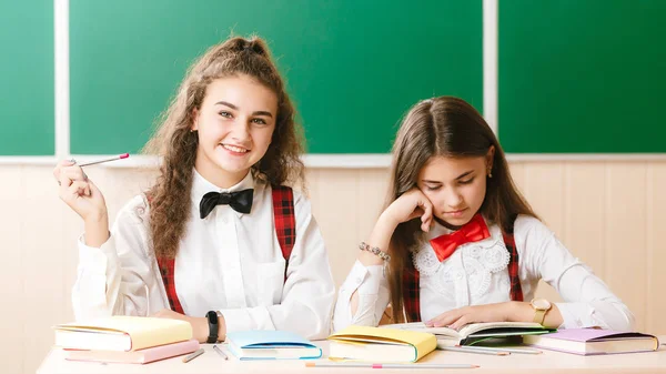 Deux Écolières Brun Ette Assoient Dans Salle Classe Son Bureau — Photo