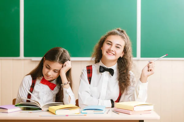 Duas Alunas Brun Ette Sentam Sala Aula Sua Mesa Com — Fotografia de Stock