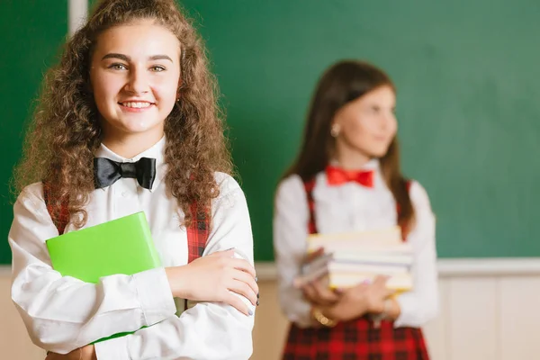 Deux Écolières Brunes Uniforme Rouge Scolaire Tiennent Dans Une Salle — Photo