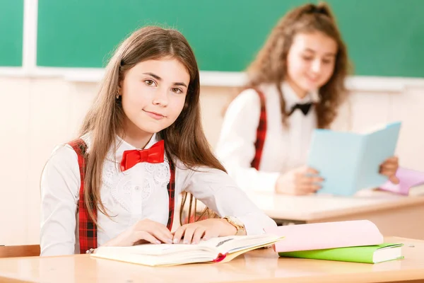 Deux Écolières Sont Assises Bureau Dans Salle Classe Leçon Une — Photo