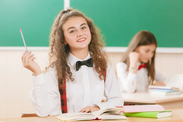 Zwei Schülerinnen Sitzen Der Unterrichtsstunde Schreibtisch Klassenzimmer Ein Mädchen Sitzt — Stockfoto