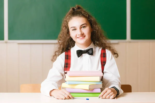 Niedliche Brünette Schulmädchen Sitzt Einer Schulbank Mit Büchern Auf Dem — Stockfoto