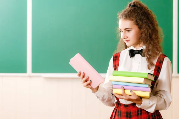 Belle Écolière Tient Dans Classe Tient Des Livres Sur Fond — Photo