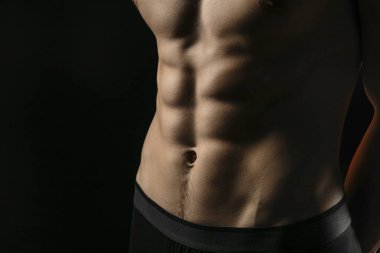 pompalanan yakışıklı erkek basın. Erkek atletik vücut portre siyah arka plan üzerine.