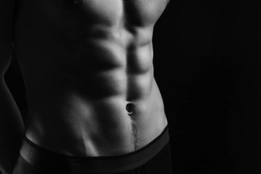 pompalanan yakışıklı erkek basın. Erkek atletik vücut portre siyah arka plan üzerine.