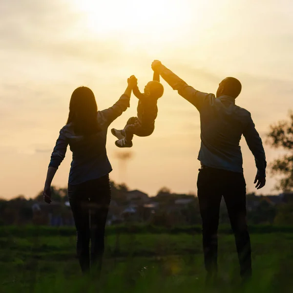 Papa Und Mama Zogen Ein Kleines Kind Ihren Armen Groß — Stockfoto