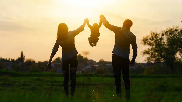 Papa Und Mama Zogen Ein Kleines Kind Ihren Armen Groß — Stockfoto