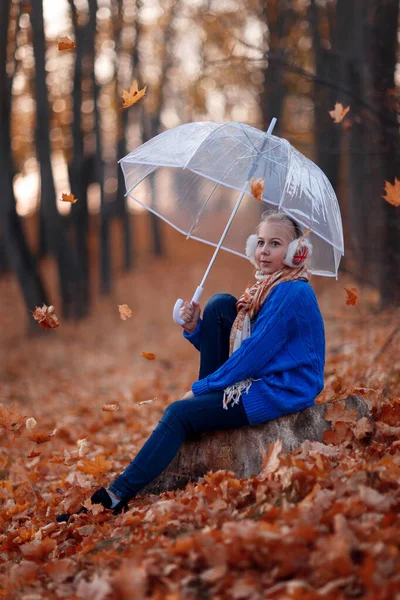 Dívka Blond Vlasy Modrém Svetru Průhledným Deštníkem Dívka Sedí Podzimním — Stock fotografie