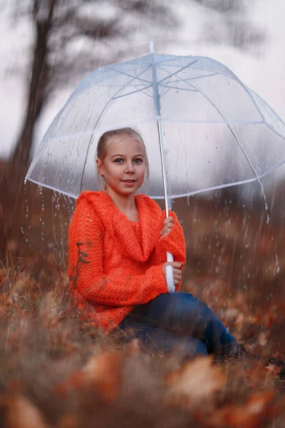Mädchen Mit Blonden Haaren Orangefarbenem Pullover Und Durchsichtigem Regenschirm Ein — Stockfoto