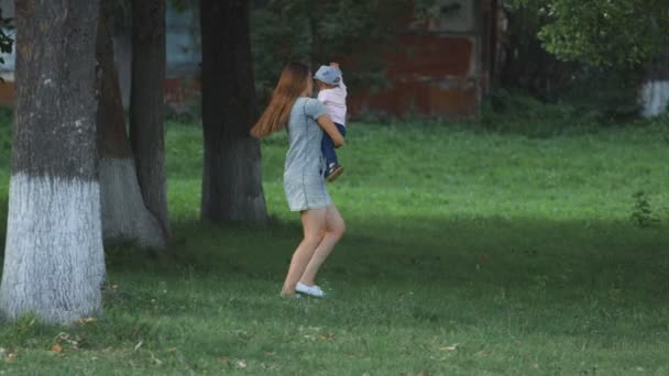 Movimiento Lento Madre Niña Girando Sobre Fondo Naturaleza Familia Feliz — Vídeos de Stock