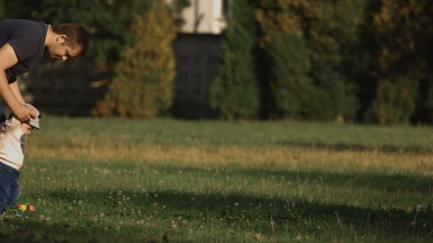 Niña Con Padre Jugando Con Pelota Primeros Pasos — Vídeos de Stock