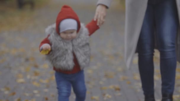 Baby Känslor Skrattar Närbild Baby Flicka Med Mor Promenad Ensam — Stockvideo