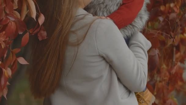 Emoções Bebê Rindo Close Menina Com Mãe Sorrindo Beijando Abraçando — Vídeo de Stock