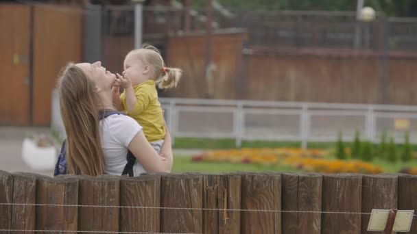 Мати Тримає Дівчинку Вони Повинні Отримувати Задоволення Щаслива Сім Дитячі — стокове відео