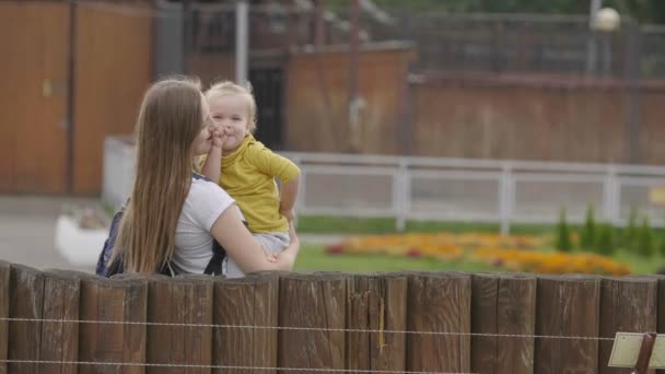 Mamma Håller Baby Flicka Och Laught Och Kul Lycklig Familj — Stockvideo
