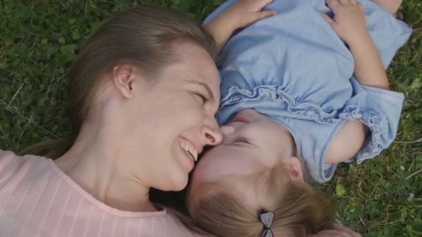 Gros Plan Petite Fille Avec Mère Couchée Sur Herbe Verte — Video