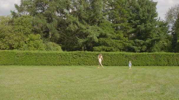 Niña Con Madre Jugando Riendo Abrazándose Hierba Verde Luz Del — Vídeos de Stock