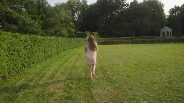 Movimento Lento Menina Com Mãe Fugindo Grama Verde Luz Verão — Vídeo de Stock