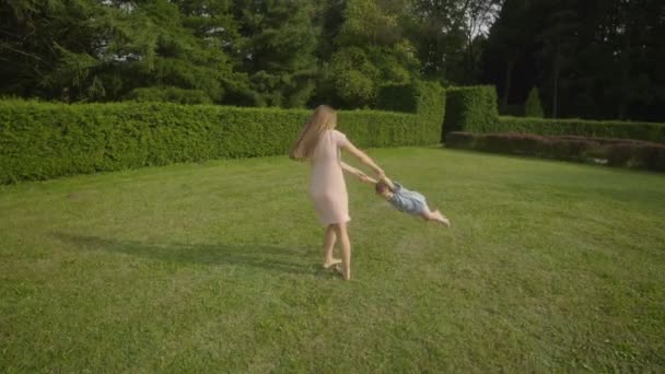 Baby Flicka Med Mamma Spelar Grönt Gräs Sommaren Ljus Parken — Stockvideo