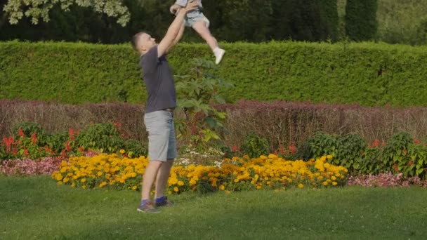 Mouvement Lent Père Jetant Bébé Fille Air Dans Lumière Été — Video