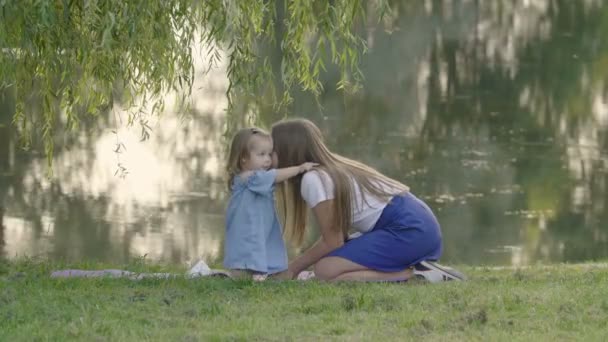 Lilla Dotter Med Mamma Sitter Träd Nära Sjön Och Skratta — Stockvideo