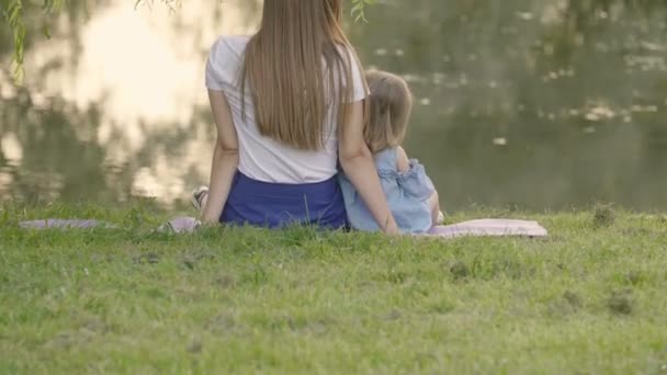 Kislány Anya Tónál Naplemente Fény Alatt Víz Tükröződik Fák Naplemente — Stock videók