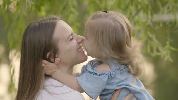 Córeczkę Mama Siedząc Pod Drzewem Pobliżu Jeziora Śmiać Się Przytulić — Wideo stockowe