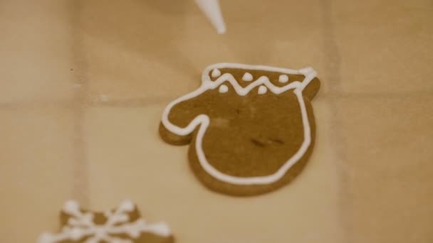 Close Van Peperkoek Cookies Decorating Voor Kerstmis Gelukkige Familie Traditionele — Stockvideo