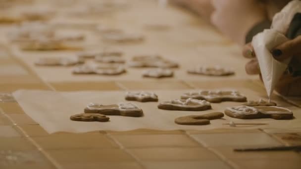 Närbild Lycklig Familj Dekorera Pepparkakor Till Jul Traditionella Hemlagade Juldessert — Stockvideo