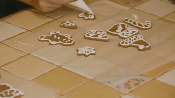 幸せな家族のクリスマスのジンジャーブレッドのクッキーを飾ることのクローズ アップ 伝統的な自家製クリスマス デザート — ストック動画