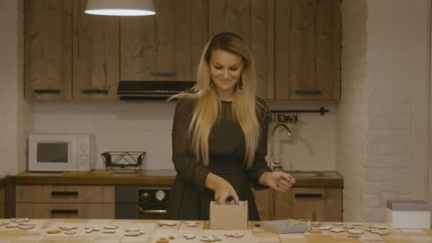 Kvinna Förbereder Box Med Pepparkakor Cookies För Julklapp Julklapp Traditionella — Stockvideo