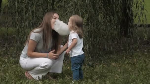 Doughter Con Mamá Parque Divirtiéndose Compartiendo Algodón Azúcar Retrato Bebé — Vídeo de stock