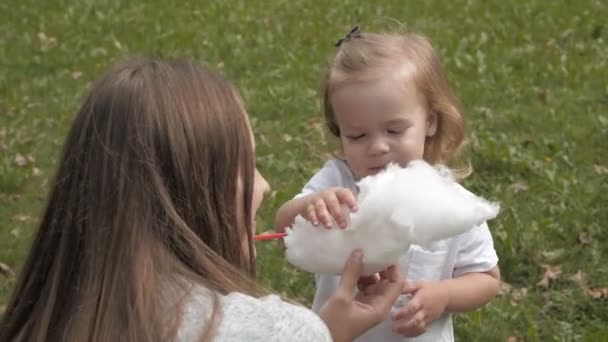 Doughter Com Mãe Parque Divertindo Compartilhando Algodão Doce Retrato Bebê — Vídeo de Stock