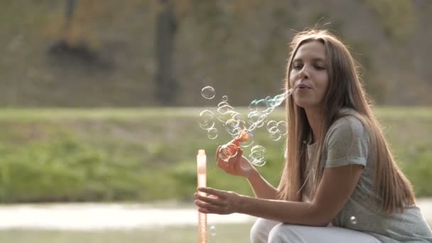 Feliz Madre Pequeña Hija Jugando Juntos Soplando Atrapando Burbujas Jabón — Vídeo de stock