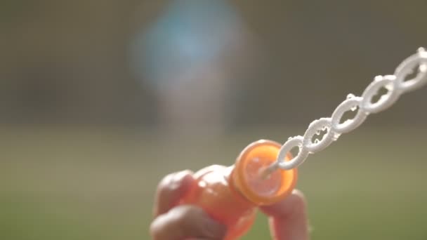 Bolle Sapone Alla Luce Del Tramonto Felice Famiglia Che Soffia — Video Stock