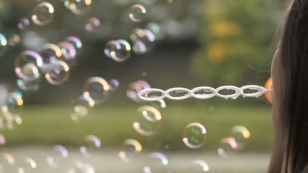 Detail Žena Fouká Mýdlové Bubliny Mýdlové Bubliny Západu Slunce Světlo — Stock video