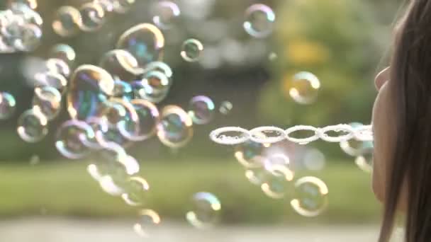 Detail Žena Fouká Mýdlové Bubliny Mýdlové Bubliny Západu Slunce Světlo — Stock video