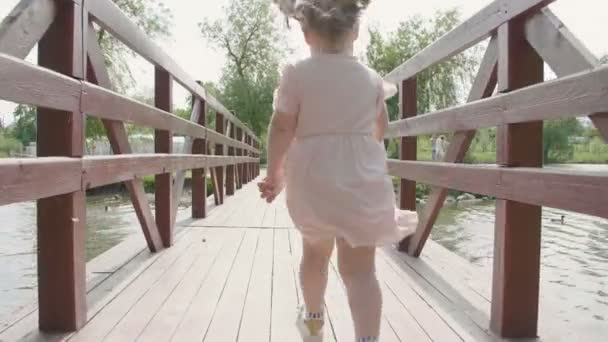 Niña Corriendo Largo Puente Madera Precipita Los Brazos Madre Luz — Vídeos de Stock