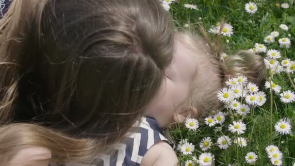 Menina Com Mãe Deitada Grama Verde Com Flores Brancas Luz — Vídeo de Stock