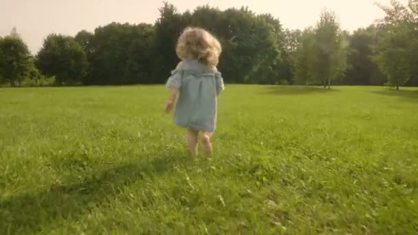 Baby Meisje Loopt Door Het Gras Tuin Zonsondergang Zonlicht Slow — Stockvideo