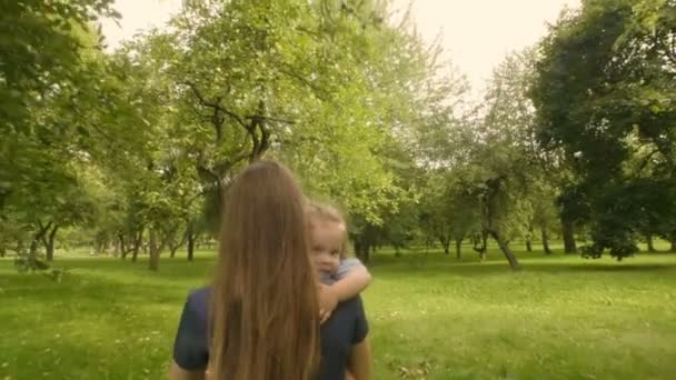 Giovane Madre Porta Bambino Stanco All Aperto Alla Luce Del — Video Stock