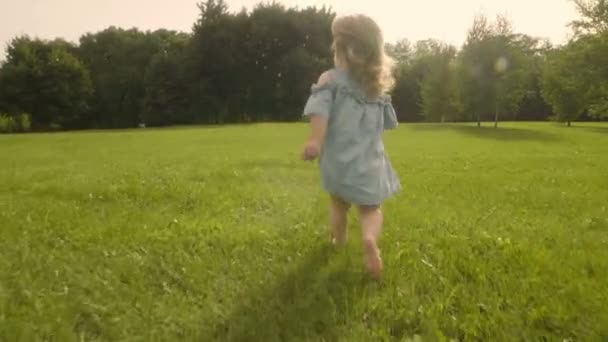 Menina Correndo Através Grama Corre Para Mãos Mãe Jardim Pôr — Vídeo de Stock