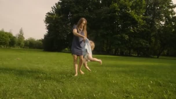 Menina Bebê Com Mãe Correndo Através Grama Luz Verão Parque Videoclipe