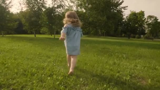 Baby Meisje Loopt Door Het Gras Tuin Zonsondergang Zonlicht Slow — Stockvideo