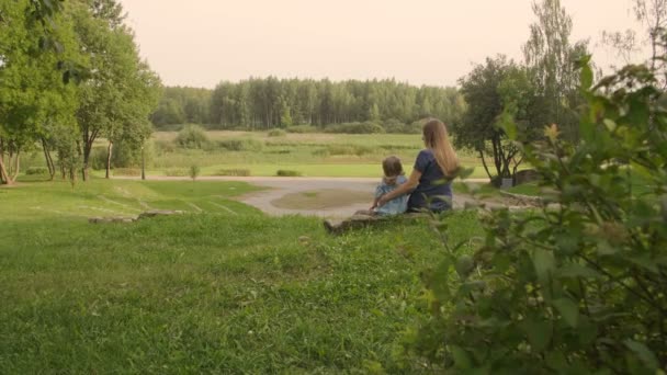 Mała Córka Mamą Siedzi Kamiennym Chodniku Śmieje Się Przytulanie Świetle — Wideo stockowe